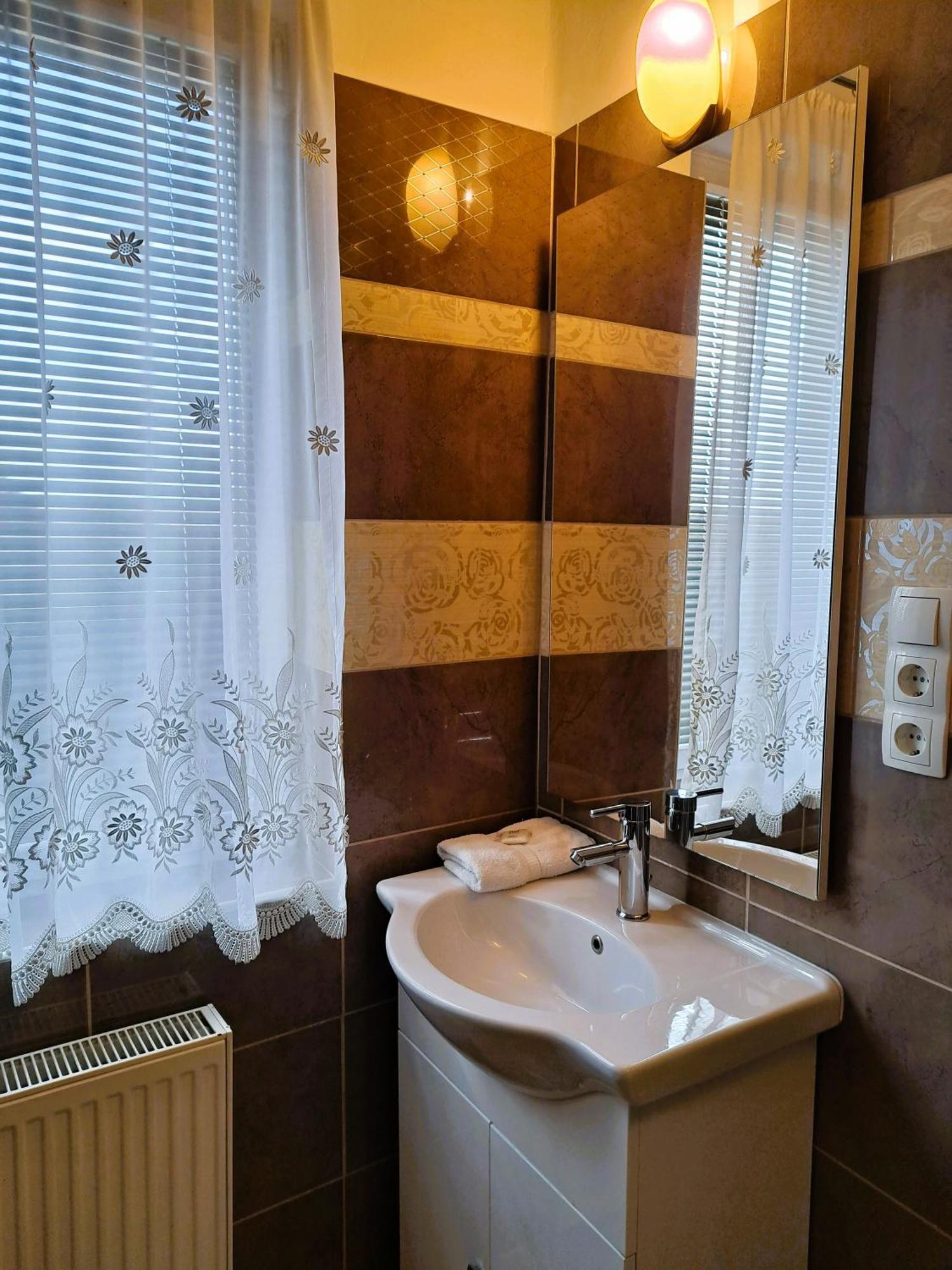 Orient Apartmanhaz Еґер Екстер'єр фото